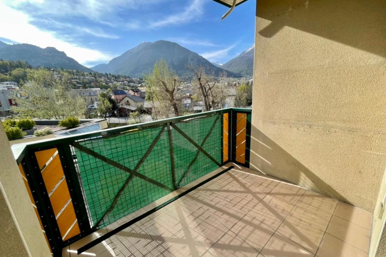 Bright 50 M With Balcony And View On The Valley *
