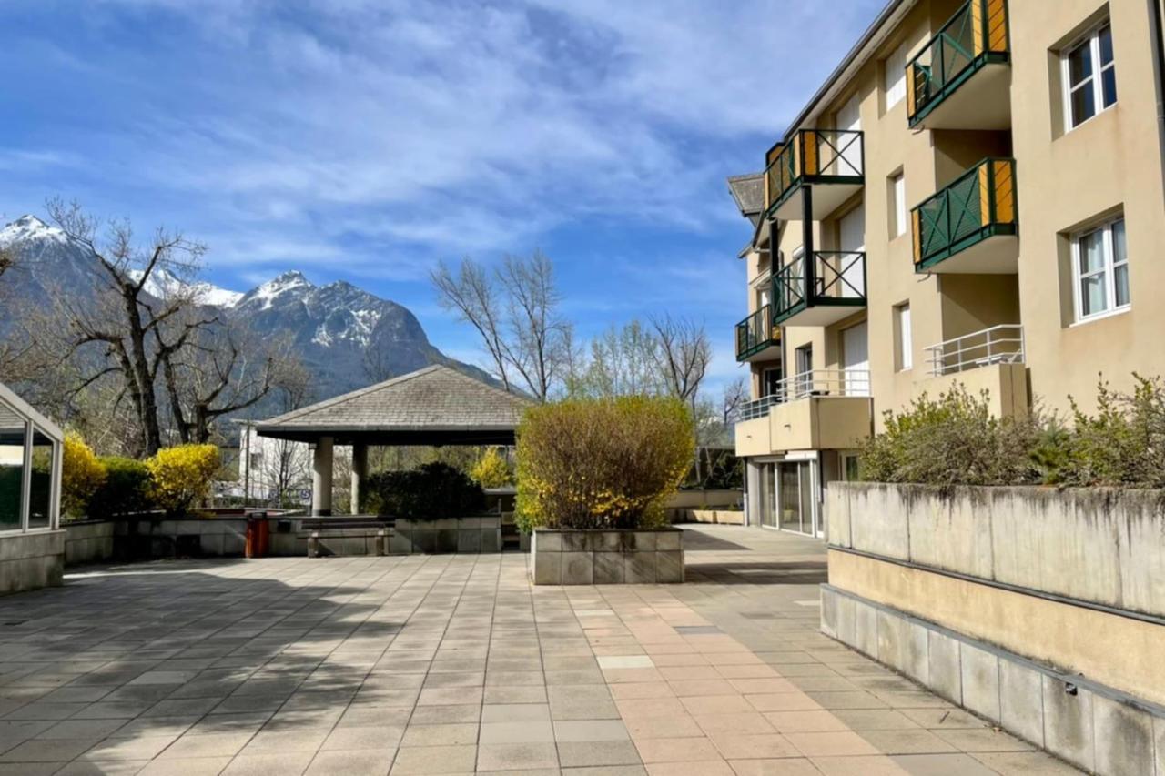 Bright 50 M With Balcony And View On The Valley *